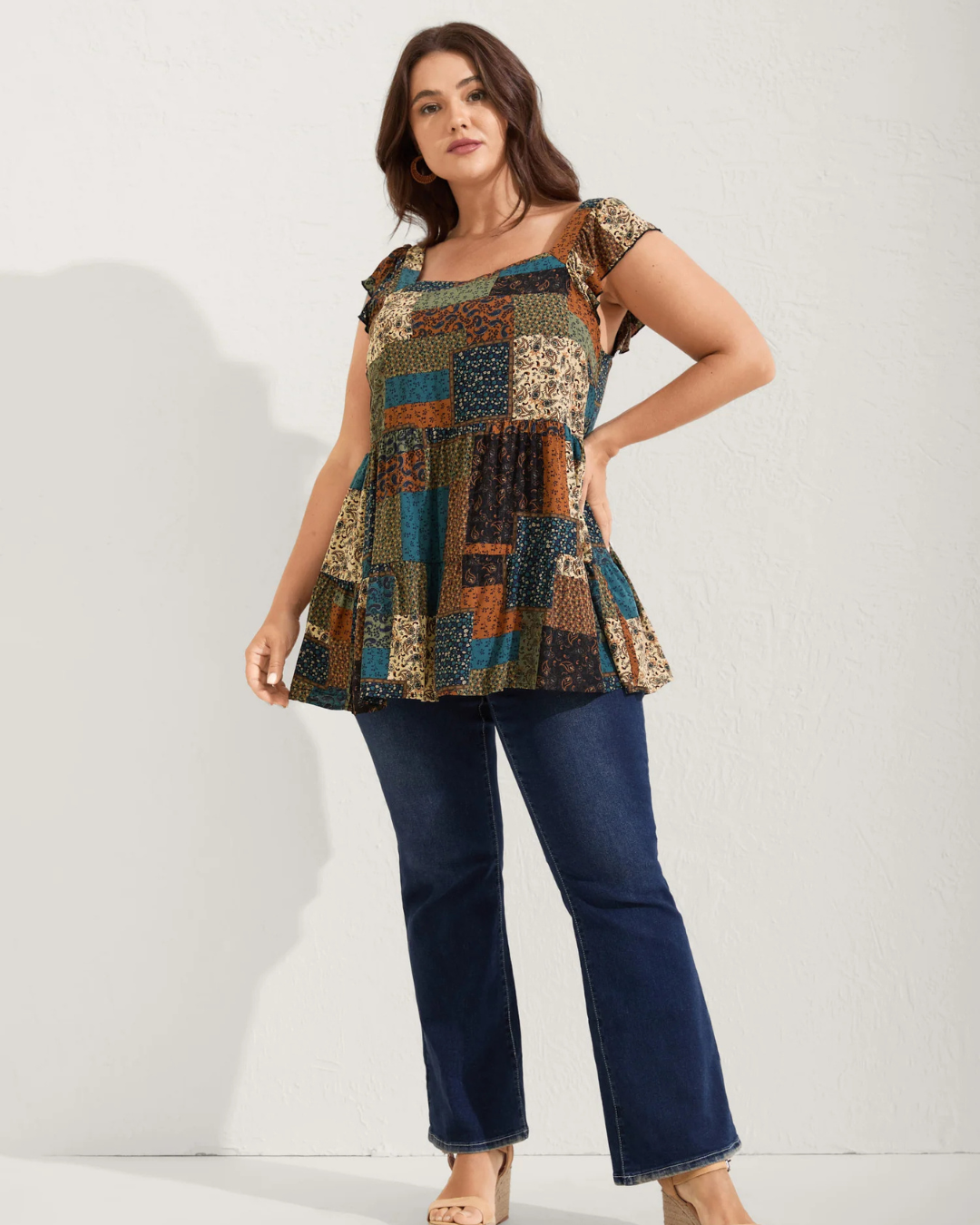 Camiseta sem mangas com camadas e estampa floral colagem