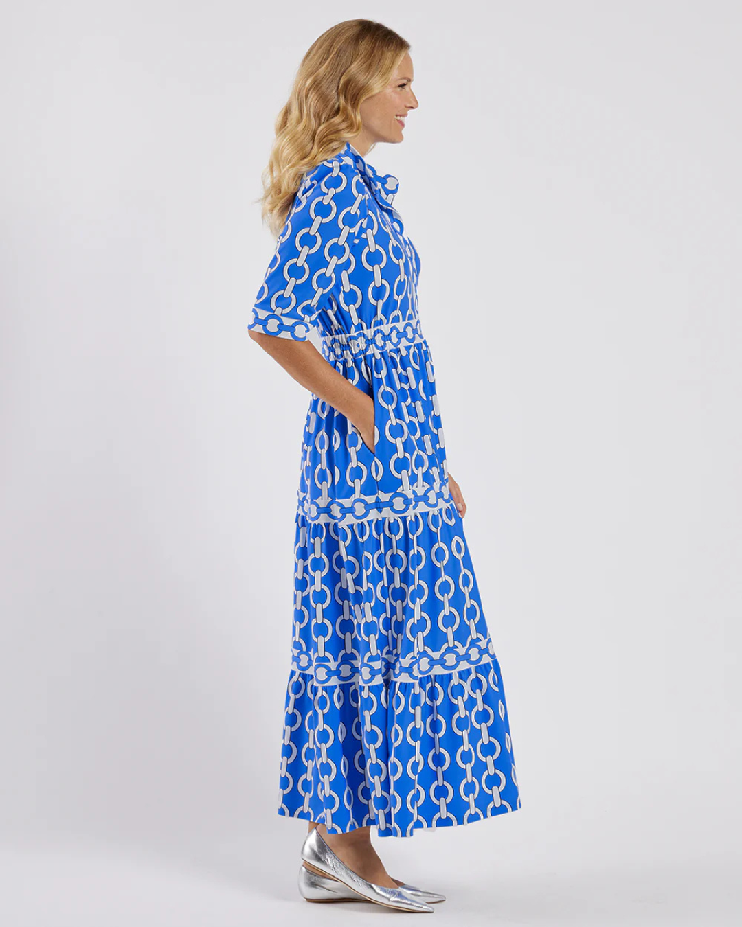 Vestido comprido de mangas curtas com estampado de correntes