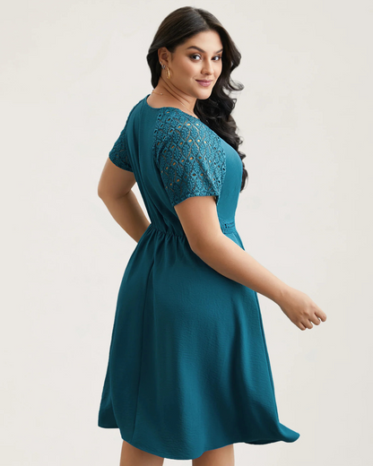 Vestido midi com bolsos e mangas curtas com fendas de renda