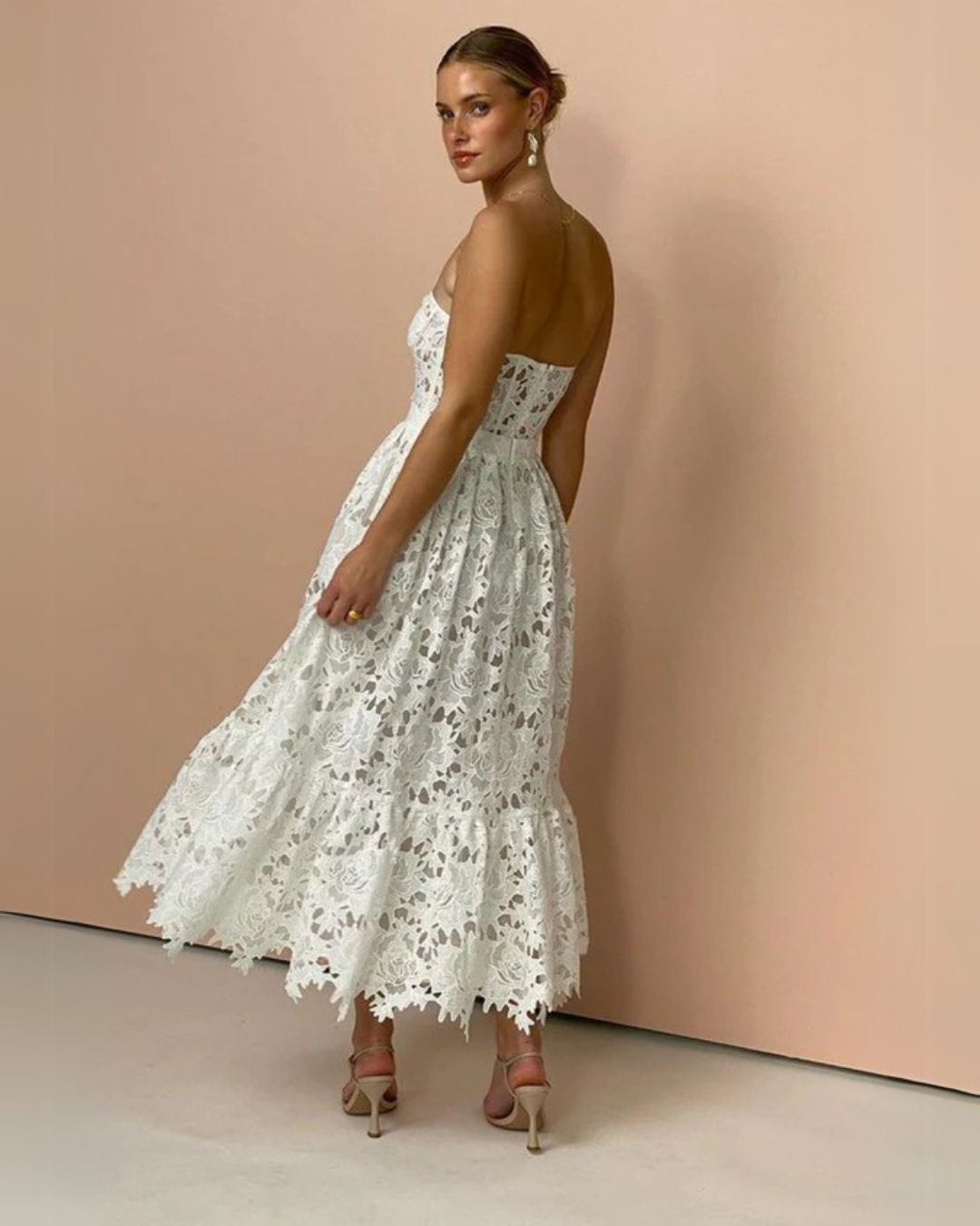 Vestido de renda elegante sem alças