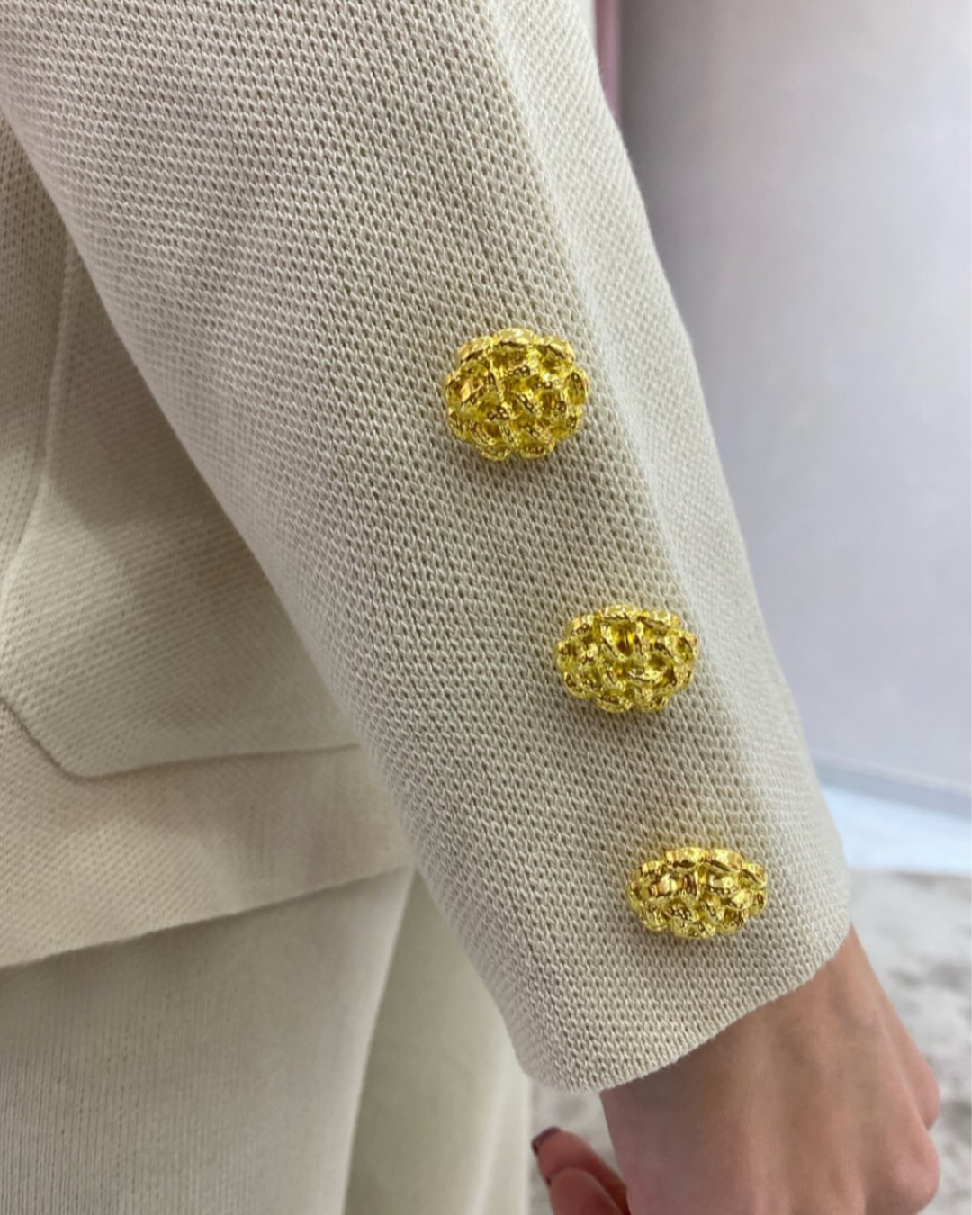 Conjunto de camisola de lã com botões metálicos e calças largas para mulher