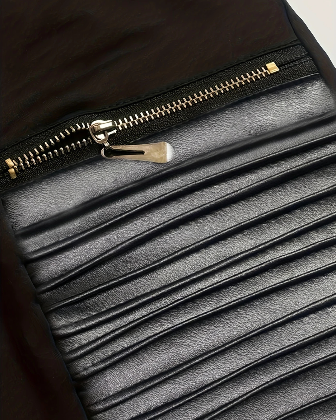 Leggings com Efeito de Pele com Pormenores Acolchoados e Fechos Decorativos