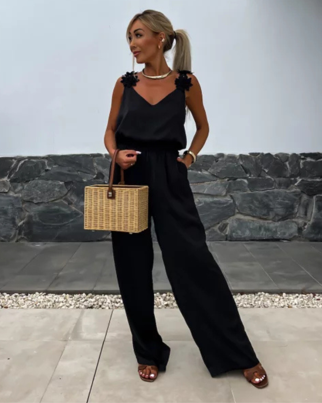 Macacão Comprido com Alças Florais e Decote em V para um Look Elegante e Descontraído