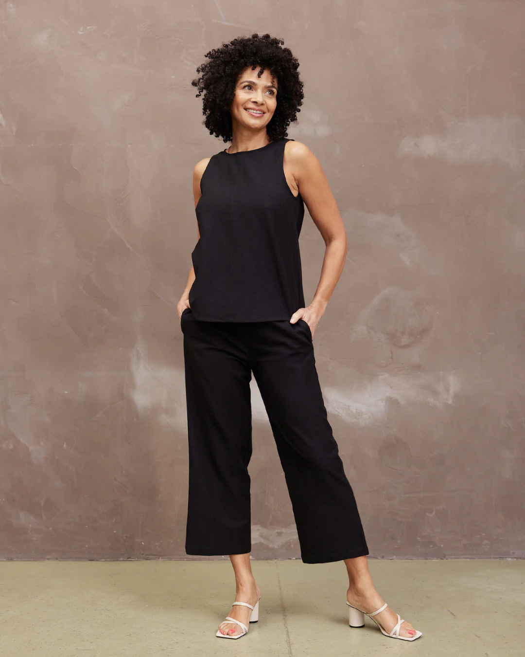 Conjunto Preto Sustentável de Camisa e Calças Estilo Consciente e Elegante