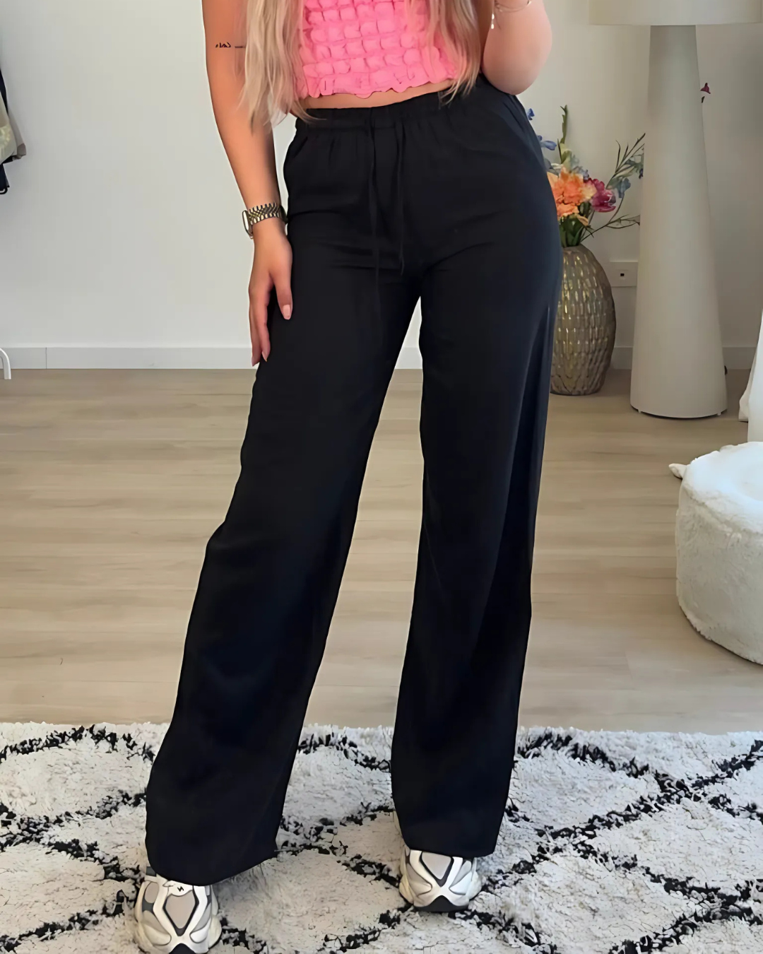 Calças largas em tecido elástico com um corte confortável