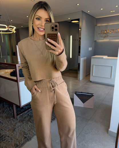 Conjunto casual com camisola leve e calças soltas