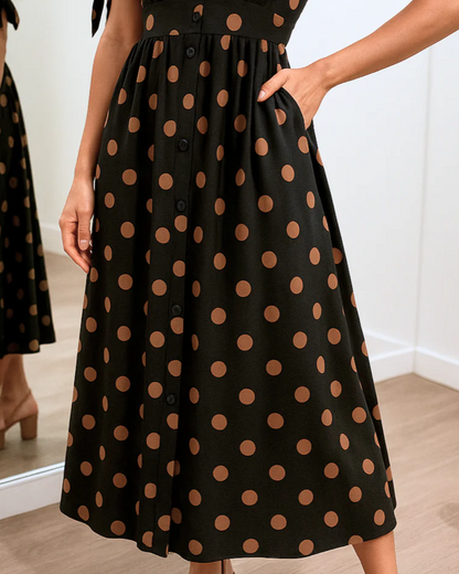 Vestido de bolinhas com decote em V cruzado