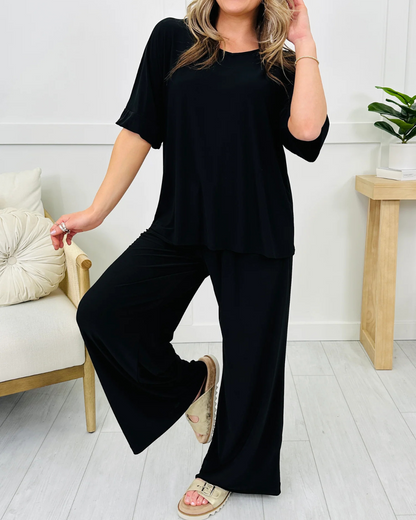 Conjunto Feminino Largo com Calças Largas e um Ajuste Confortável.