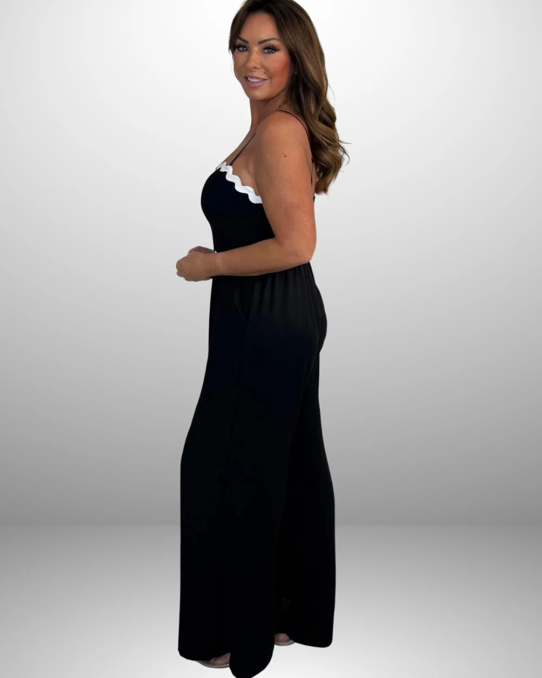 Macacão com alças, decote e pernas largas