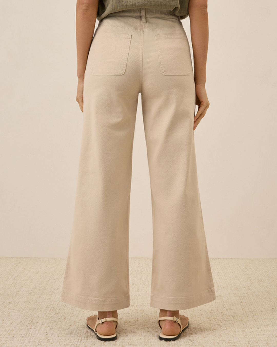 Calças de Sarja Elástica de Perna Larga com um Corte Confortável e um Estilo Versátil