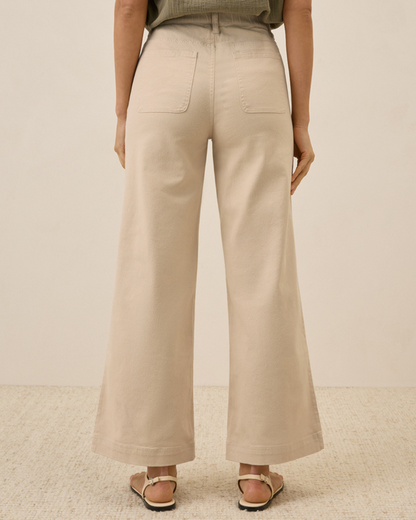 Calças de Sarja Elástica de Perna Larga com um Corte Confortável e um Estilo Versátil