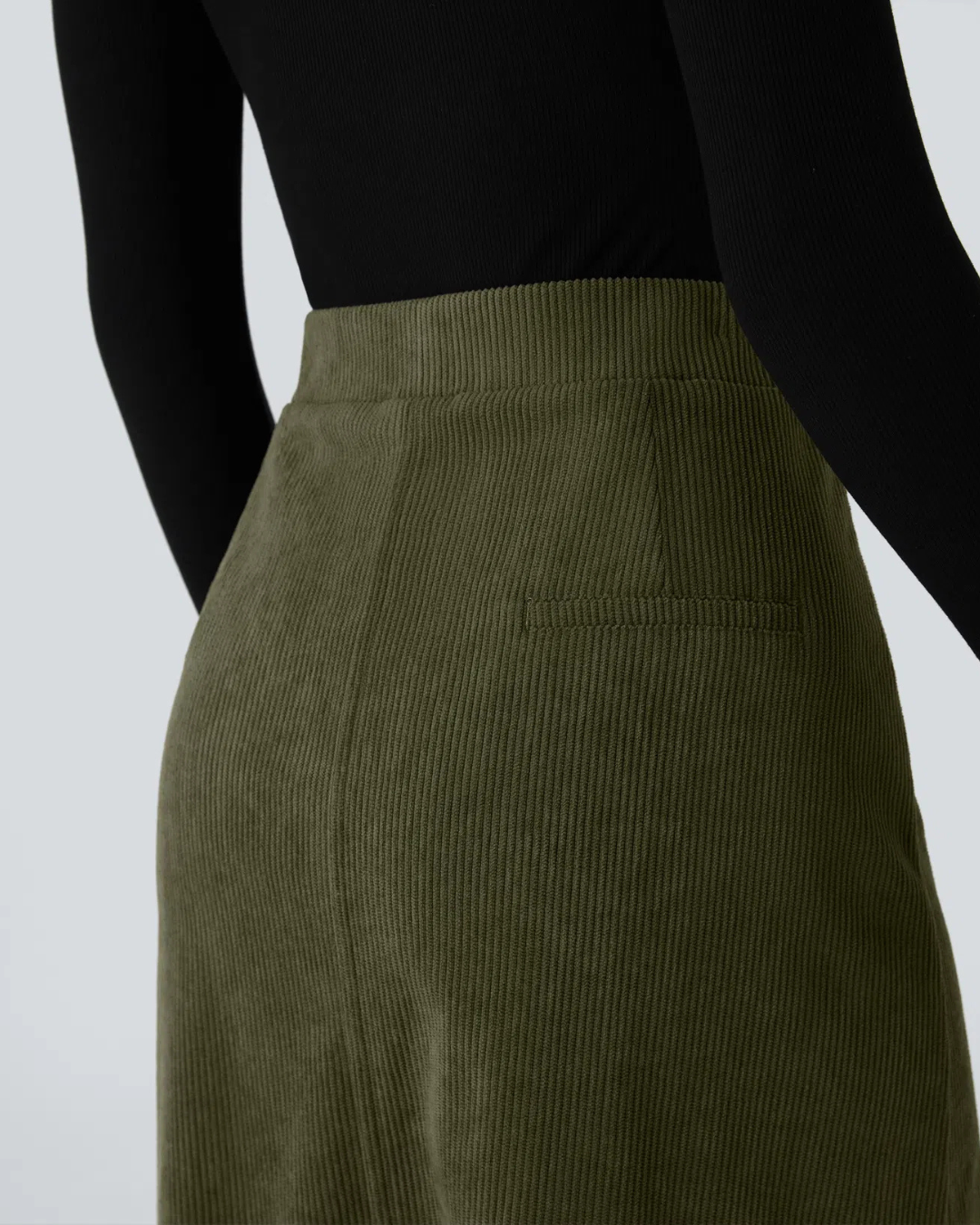 Saia Casual de Bombazina para Mulher com Bolsos e Aba Lateral à Frente