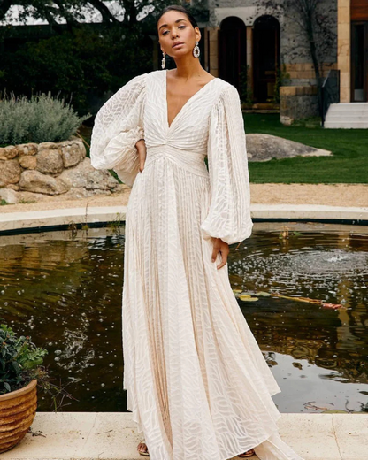 Vestido comprido com decote profundo e mangas compridas