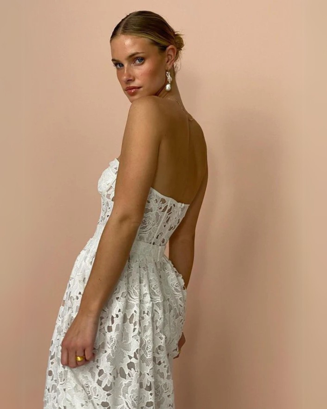 Vestido de renda elegante sem alças