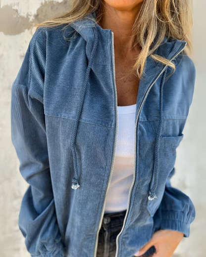 Casaco intemporal com capuz para mulher