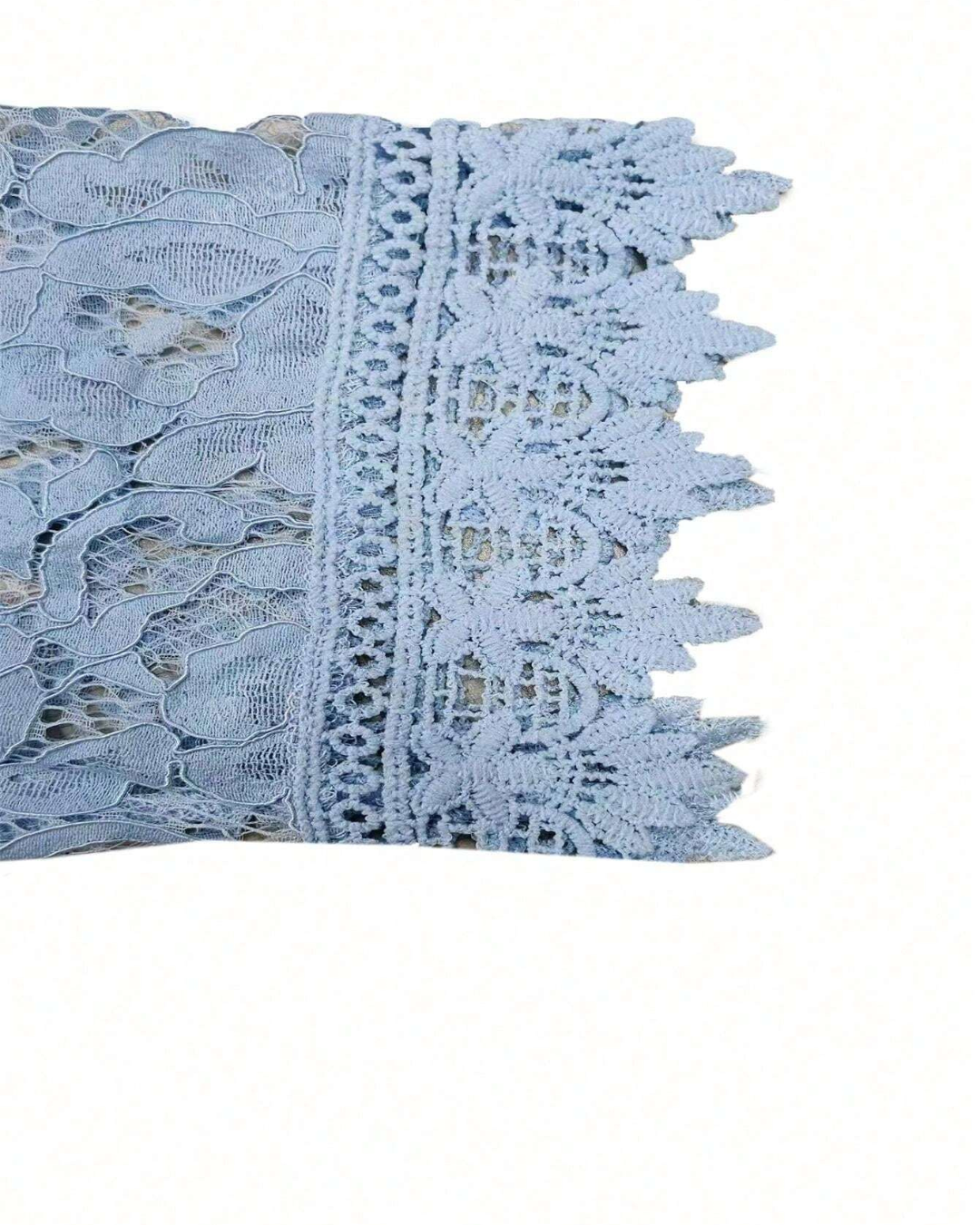 Vestido de Renda sem Alças e com Aberturas para Mulher