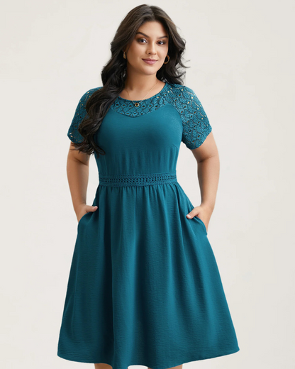 Vestido midi com bolsos e mangas curtas com fendas de renda