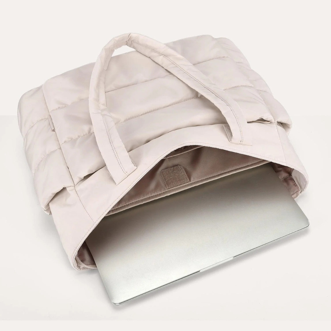 Bolsa Grande acolchoada com pegas longas e design minimalista