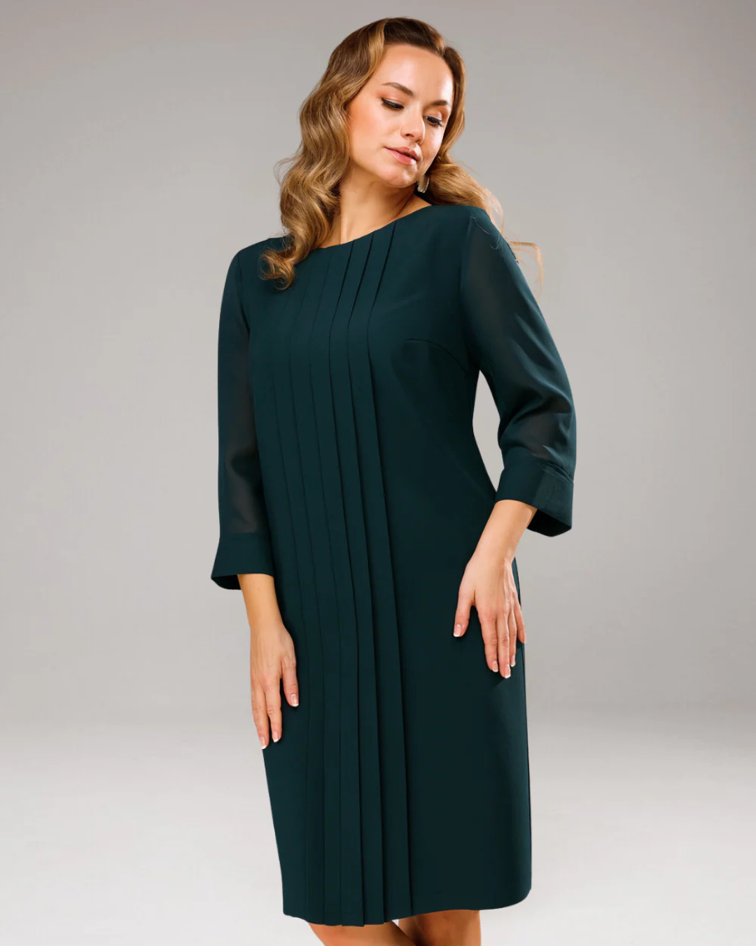 Vestido reto com pregas e manga 3/4