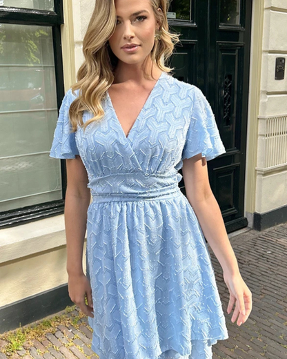 Vestido com decote em V e laço ajustável