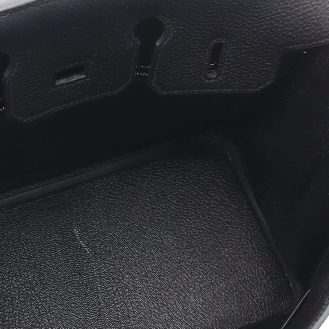 Bolsa em Pele com Acabamento Texturado e Ferragens Metálicas