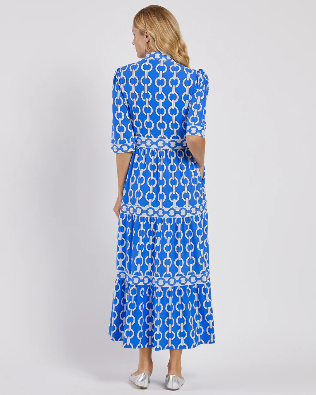 Vestido comprido de mangas curtas com estampado de correntes