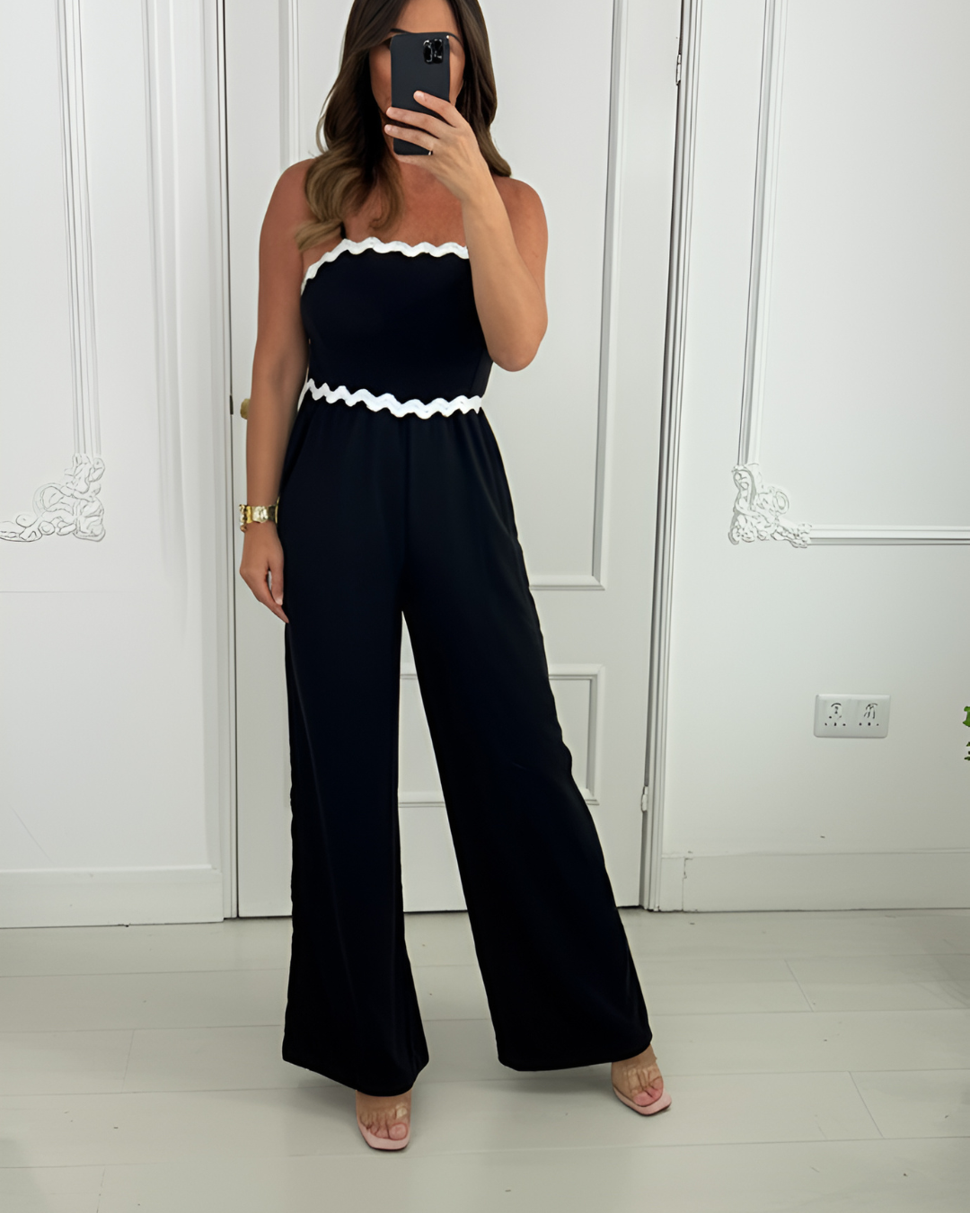 Macacão com alças, decote e pernas largas