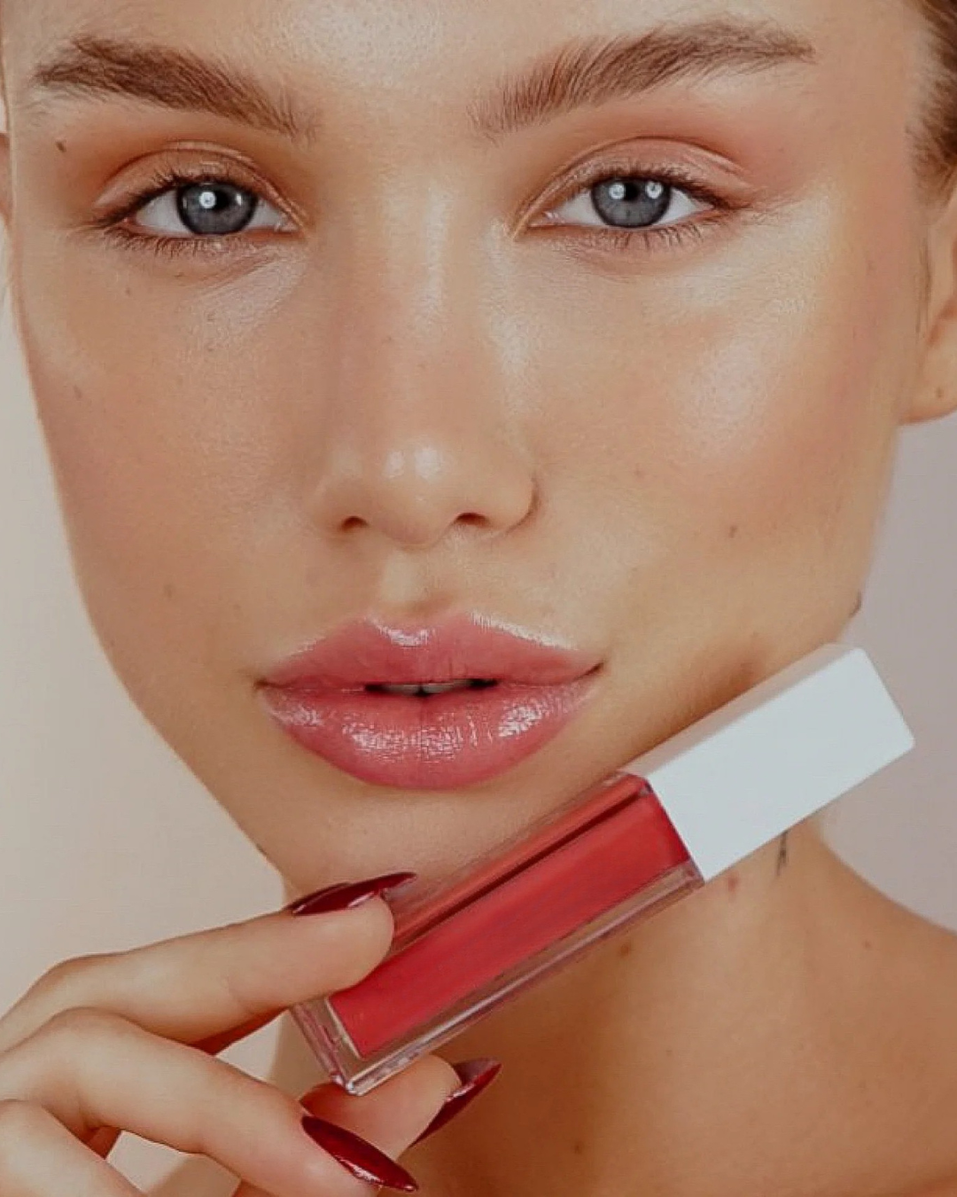 Brilho Labial em Tons de Coral e Bronze, Acabamento Luminoso e Efeito Volumizador (OFERTA 2X1)