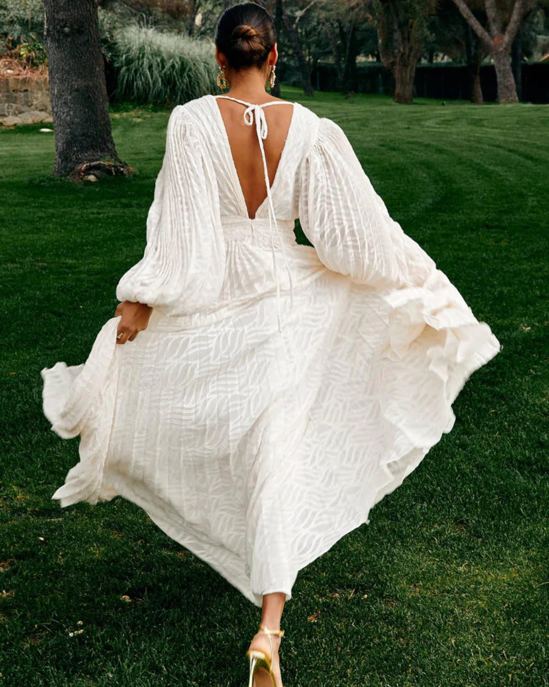 Vestido comprido com decote profundo e mangas compridas