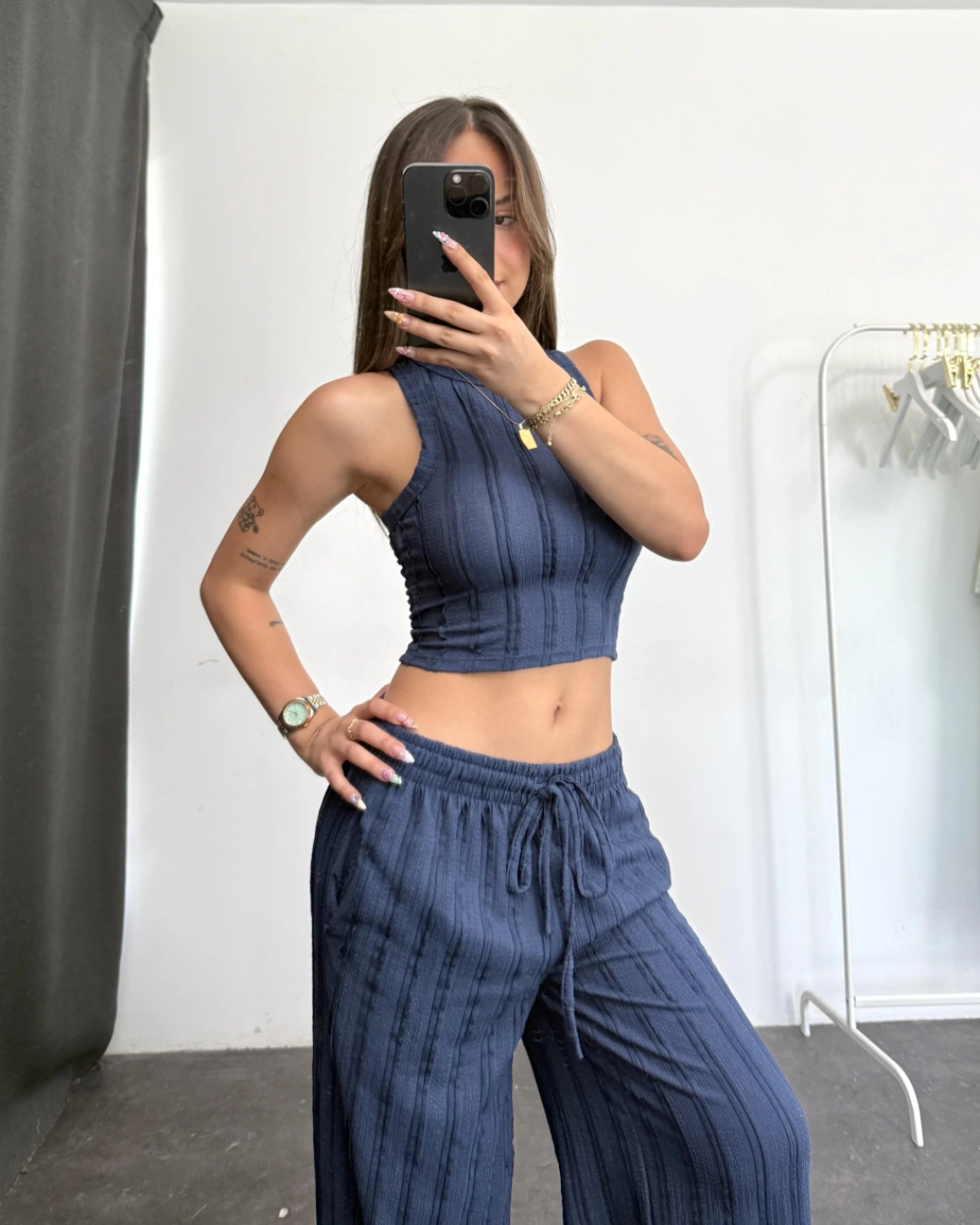 Conjunto de duas peças com top e calças largas elásticas para mulher