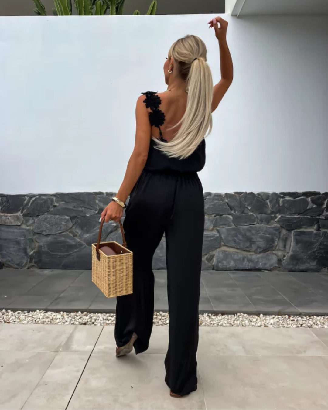 Macacão Comprido com Alças Florais e Decote em V para um Look Elegante e Descontraído