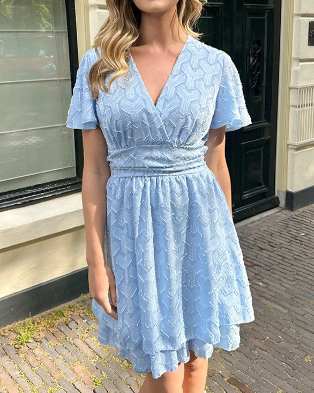 Vestido com decote em V e laço ajustável