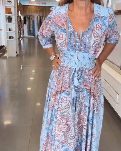 Vestido floral de manga 3/4 com folhos no peito e nas mangas