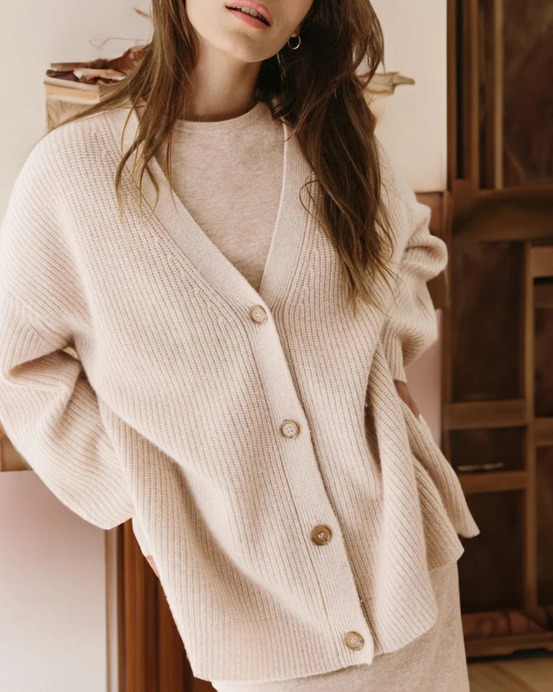 Cardigã de Malha Leve com Fechamento de Botões e Design Casual