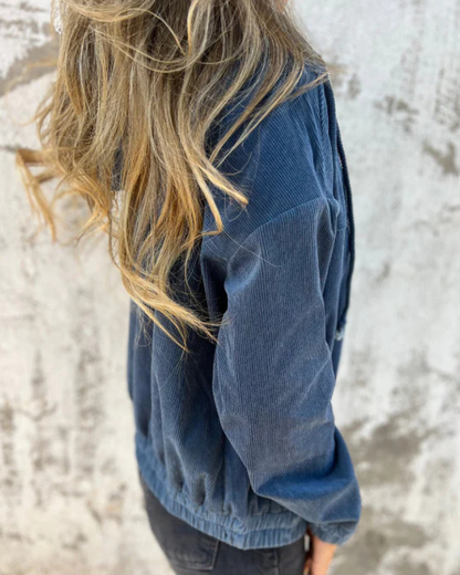 Casaco intemporal com capuz para mulher