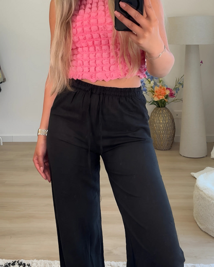 Calças largas em tecido elástico com um corte confortável