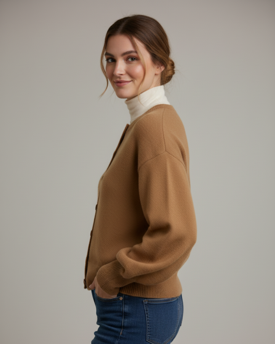 Casaco de malha com fecho de botões e corte clássico para mulher