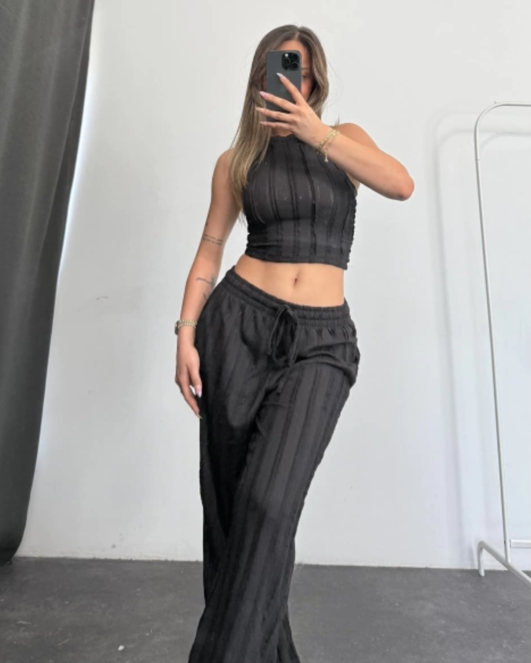 Conjunto de duas peças com top e calças largas elásticas para mulher