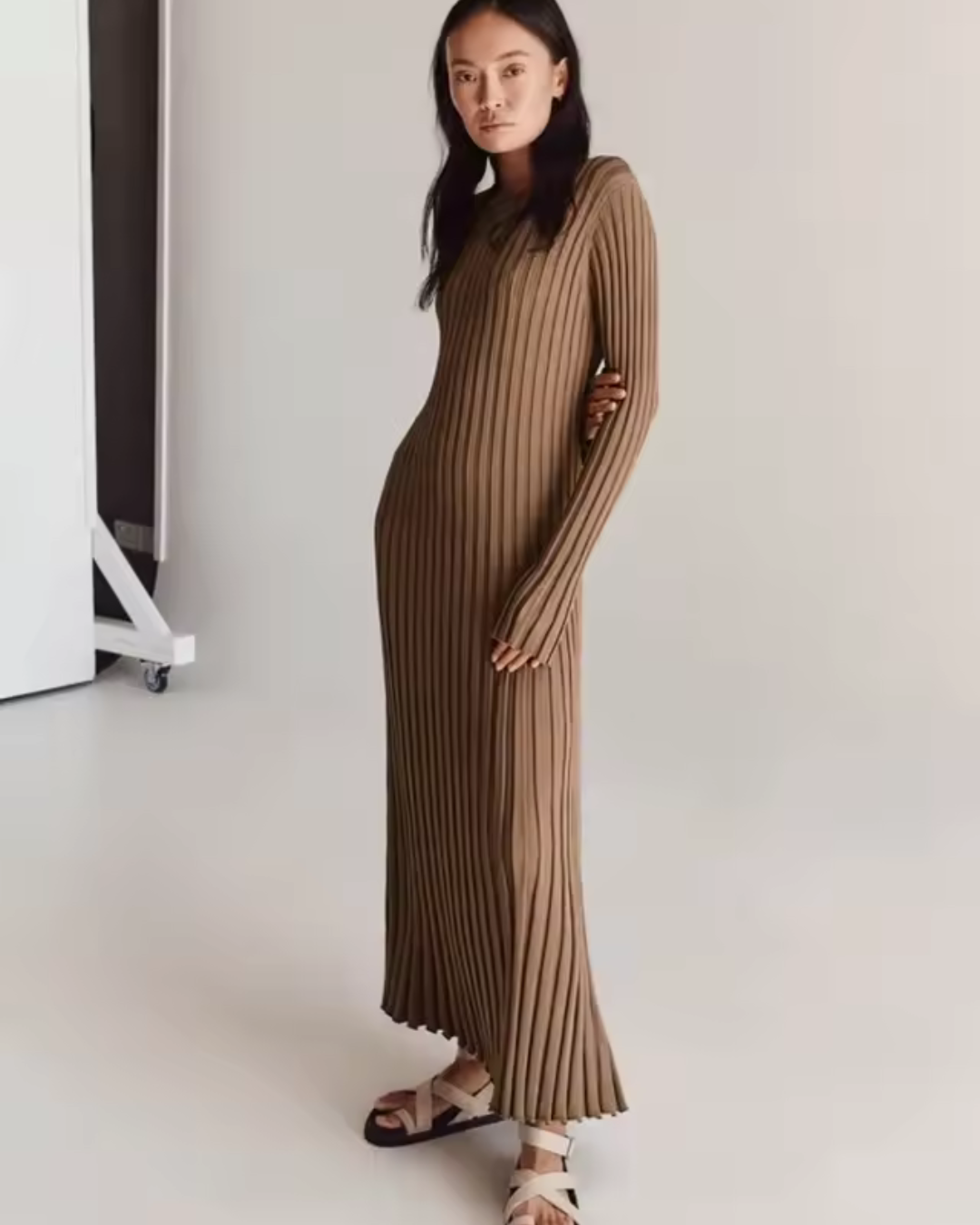 Vestido longo de malha com gola redonda e manga comprida para mulher