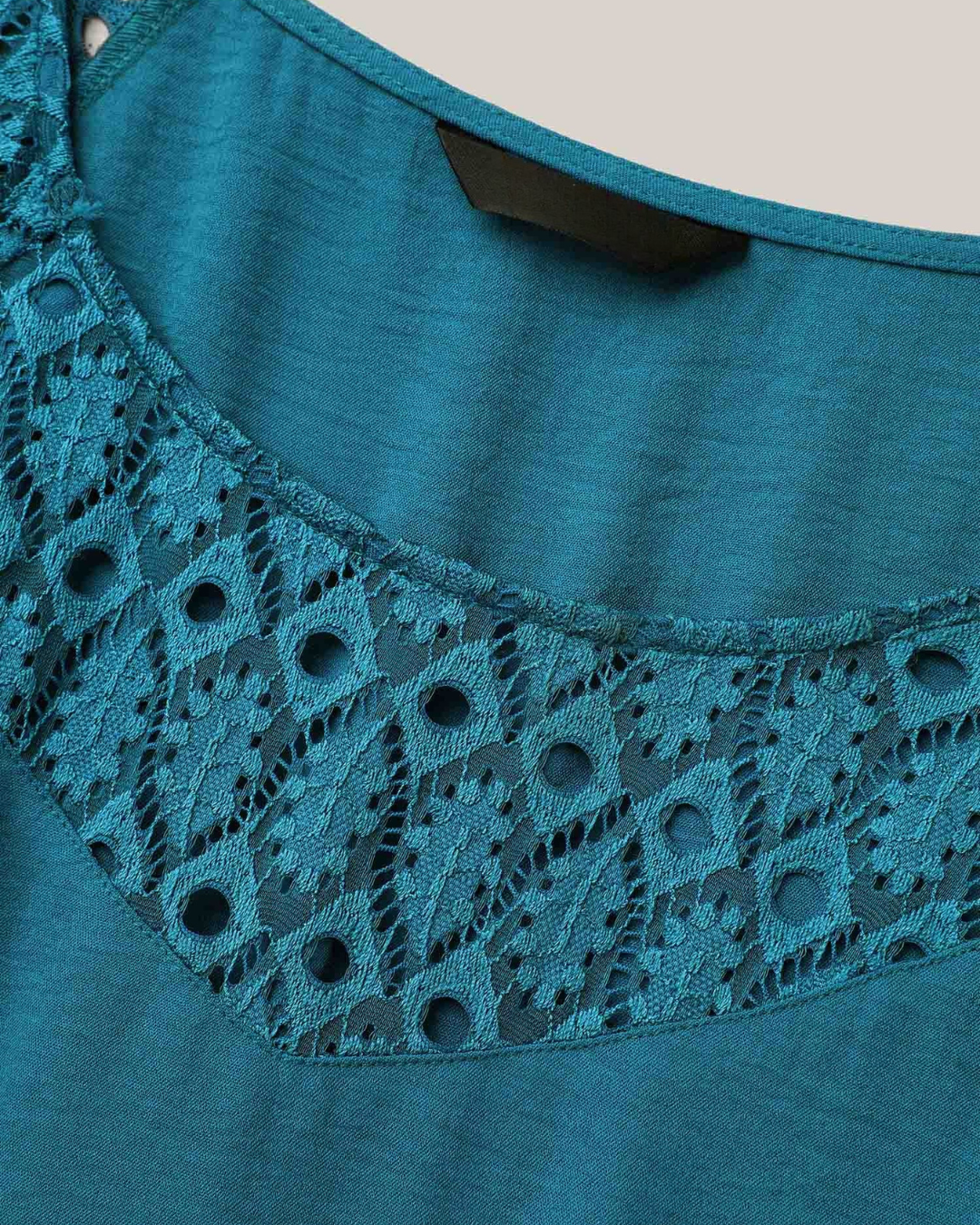 Vestido midi com bolsos e mangas curtas com fendas de renda