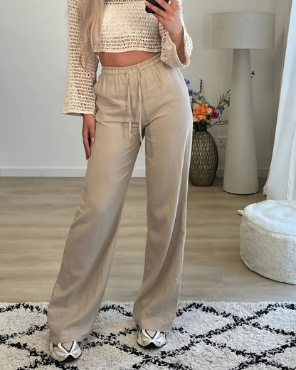 Calças largas em tecido elástico com um corte confortável