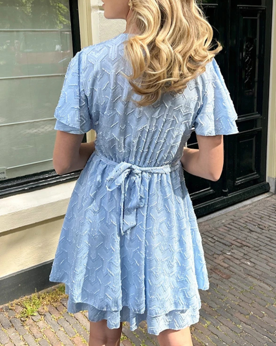 Vestido com decote em V e laço ajustável