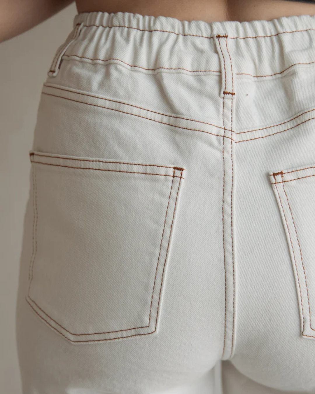 Calças de Cintura Elástica e Bainha Enrolada Mom Fit para Mulher