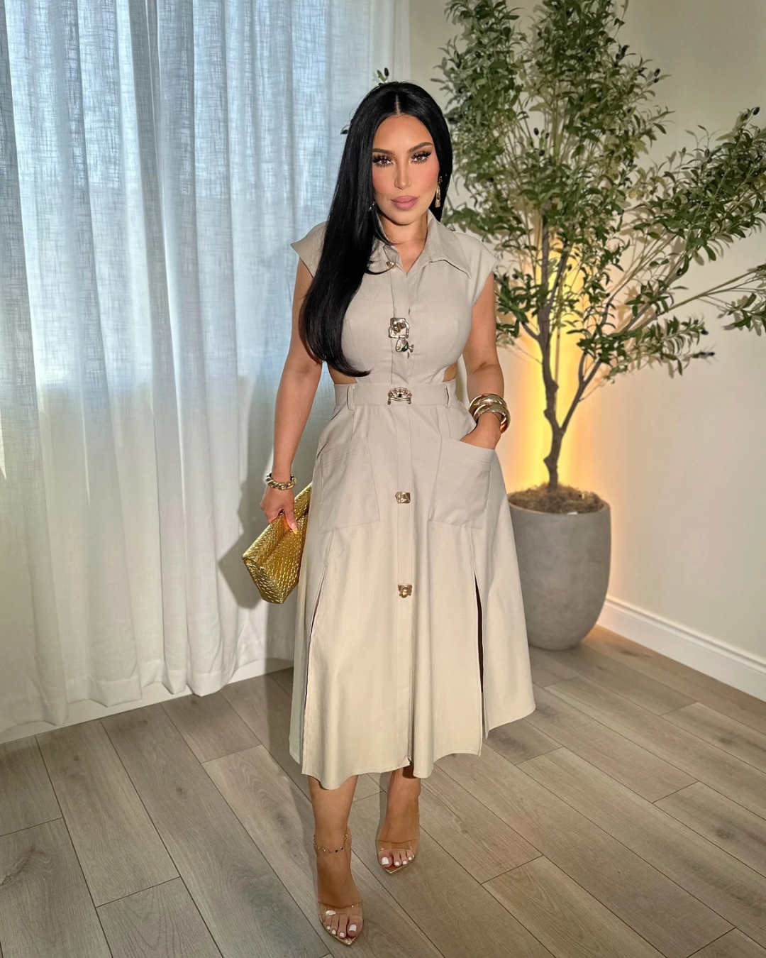 Vestido elegante sem mangas com botões decorativos