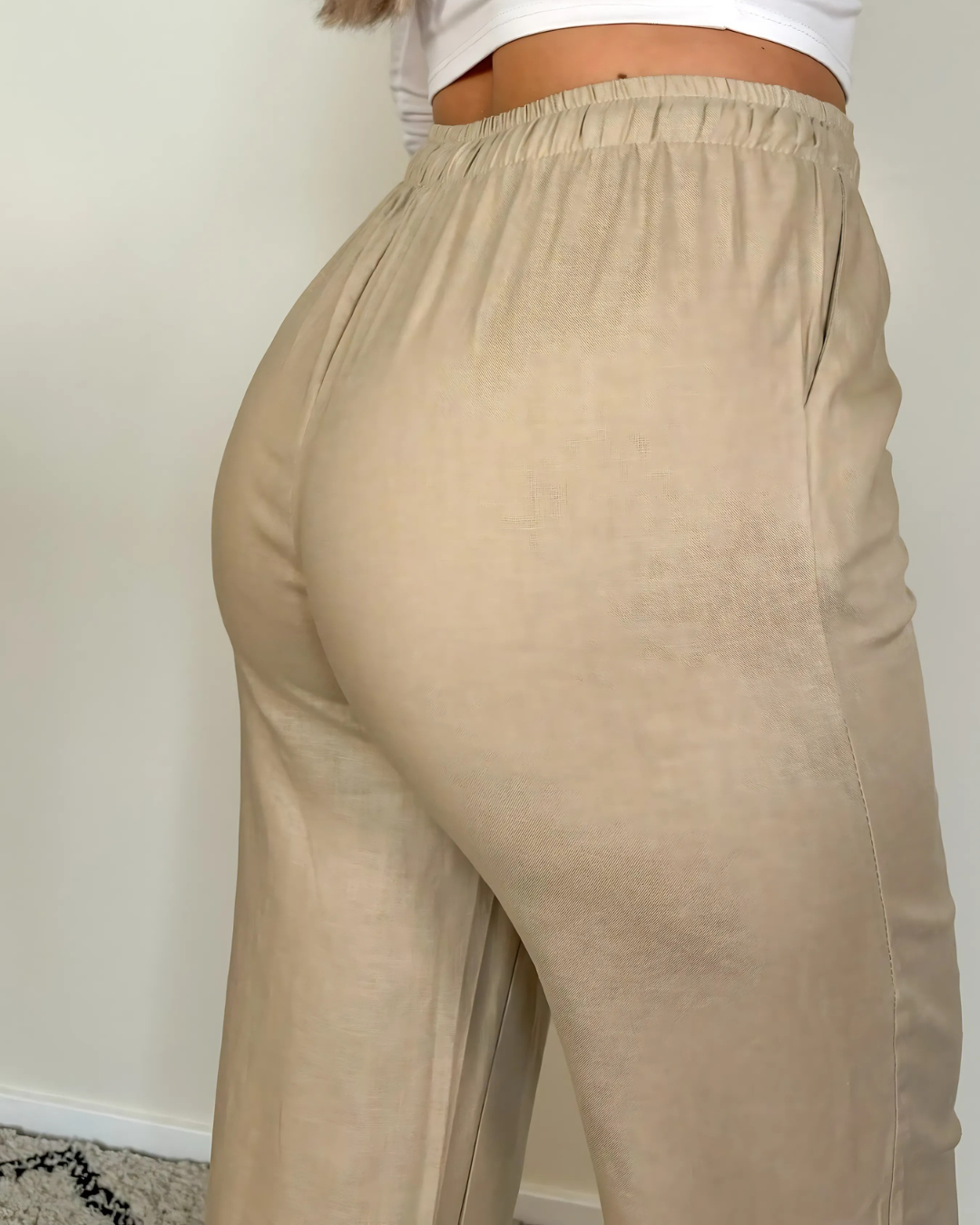 Calças largas em tecido elástico com um corte confortável