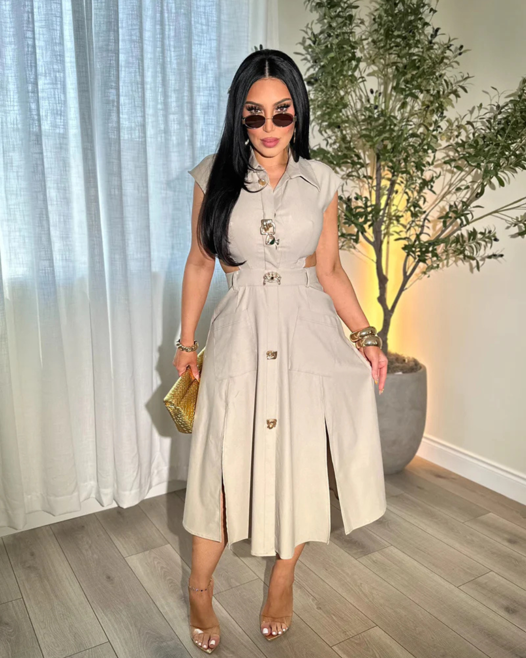 Vestido elegante sem mangas com botões decorativos