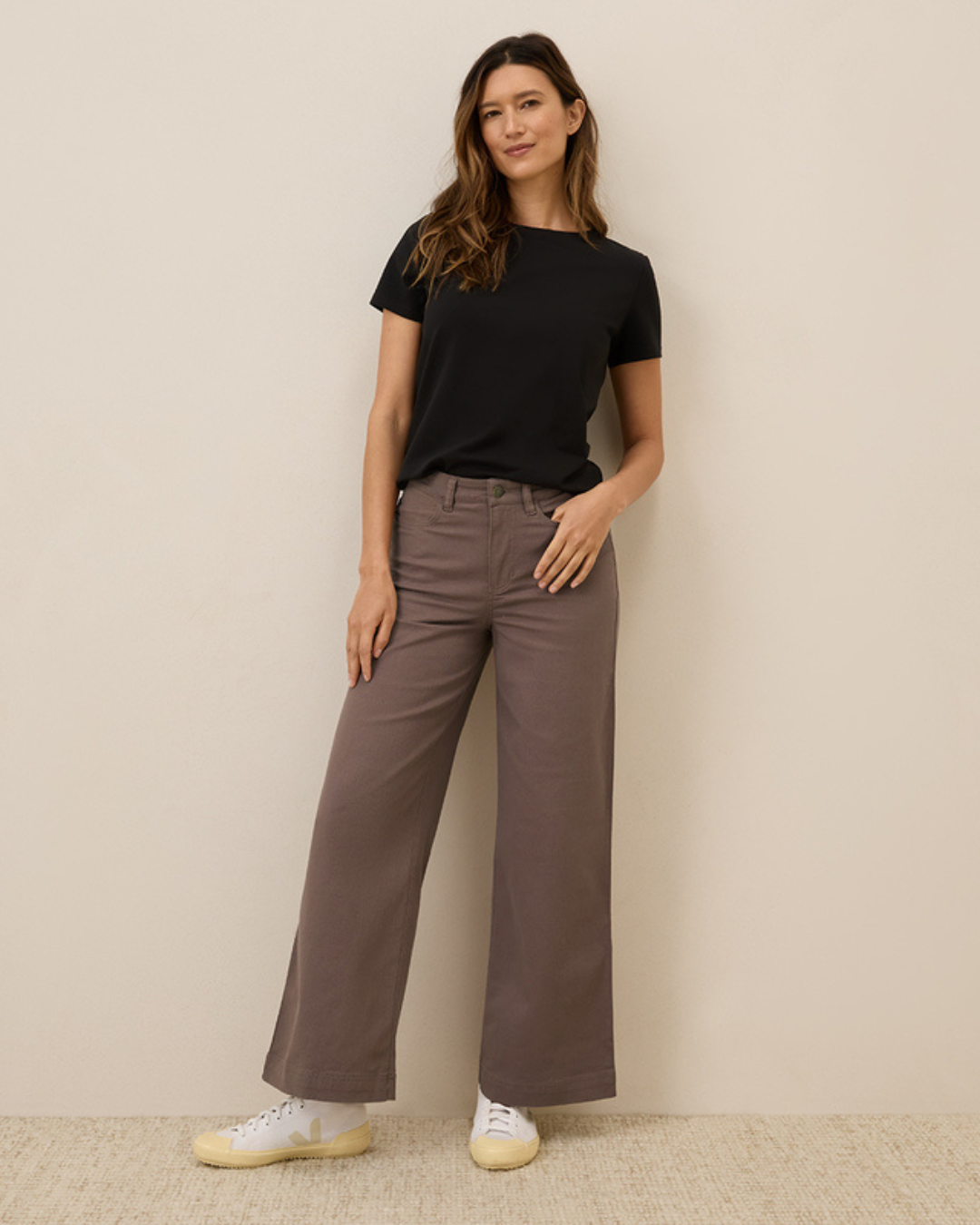 Calças de Sarja Elástica de Perna Larga com um Corte Confortável e um Estilo Versátil