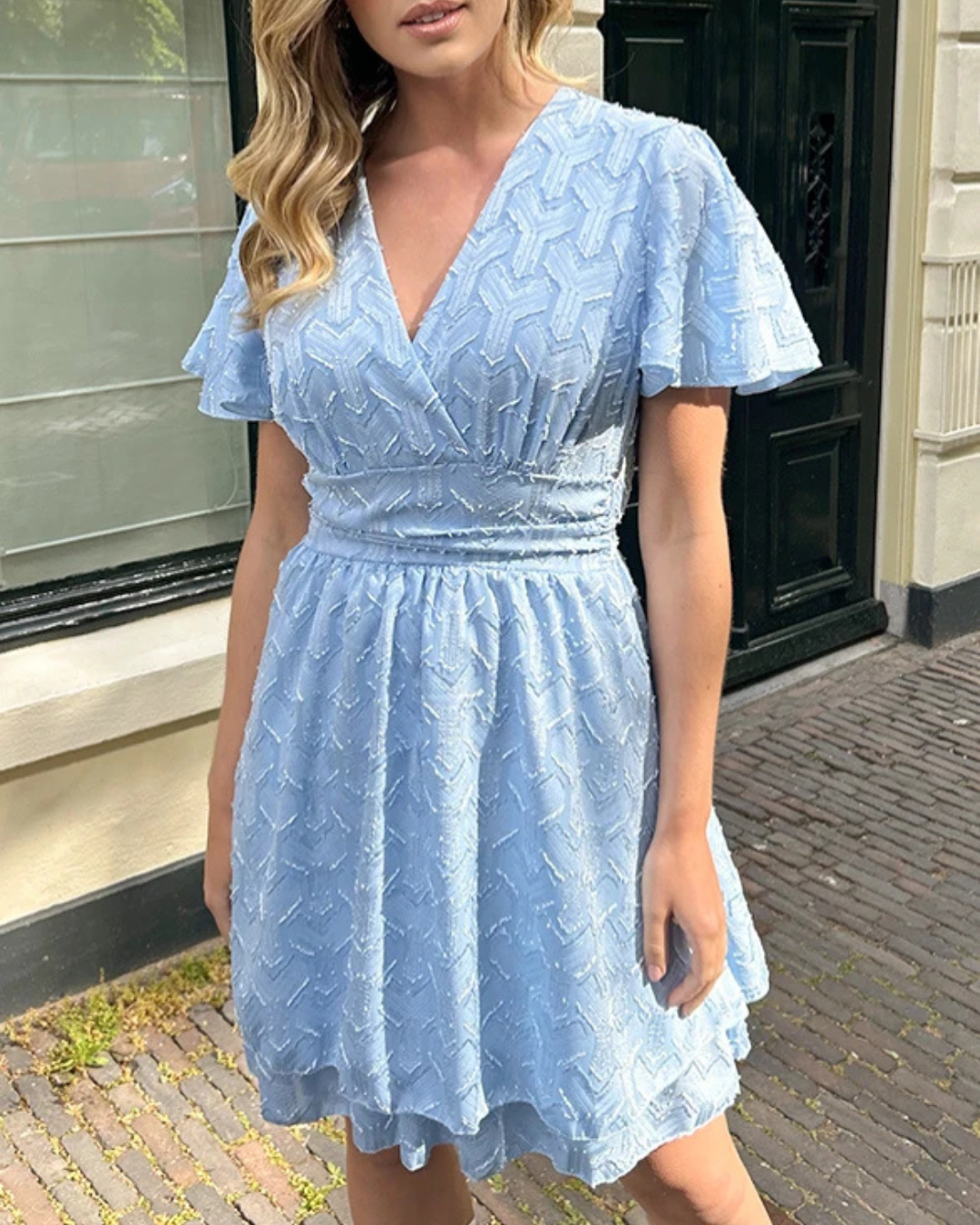 Vestido com decote em V e laço ajustável