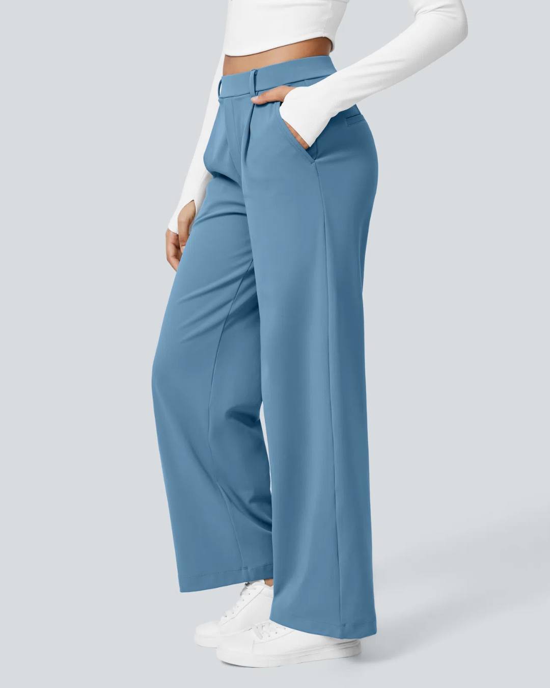 Calças largas em tecido elástico com um corte confortável e um estilo versátil