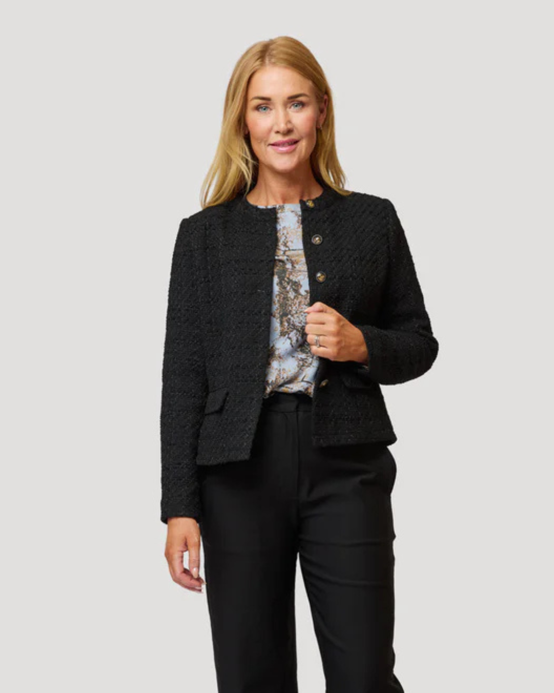 Casaco de gola redonda em tecido bouclé com botões finos